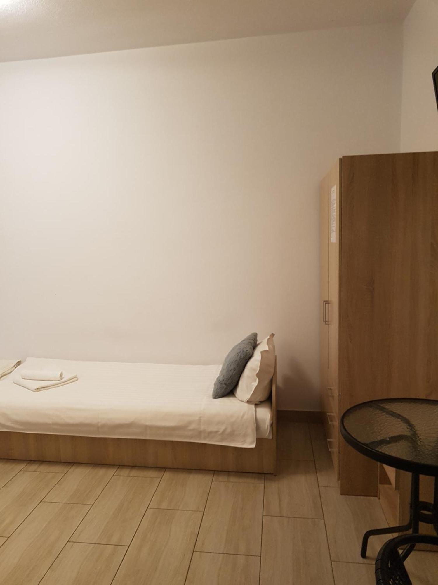 Hostel Mleczna - Metro Zacisze Warschau Buitenkant foto